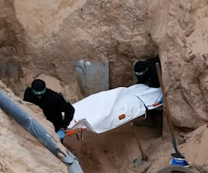 عناصر من كتائب القسام تستخرج جثة أحد الأسرى الإسرائيليين في قطاع غزة عناصر من كتائب القسام تستخرج جثة أحد الأسرى الإسرائيليين في قطاع غزة