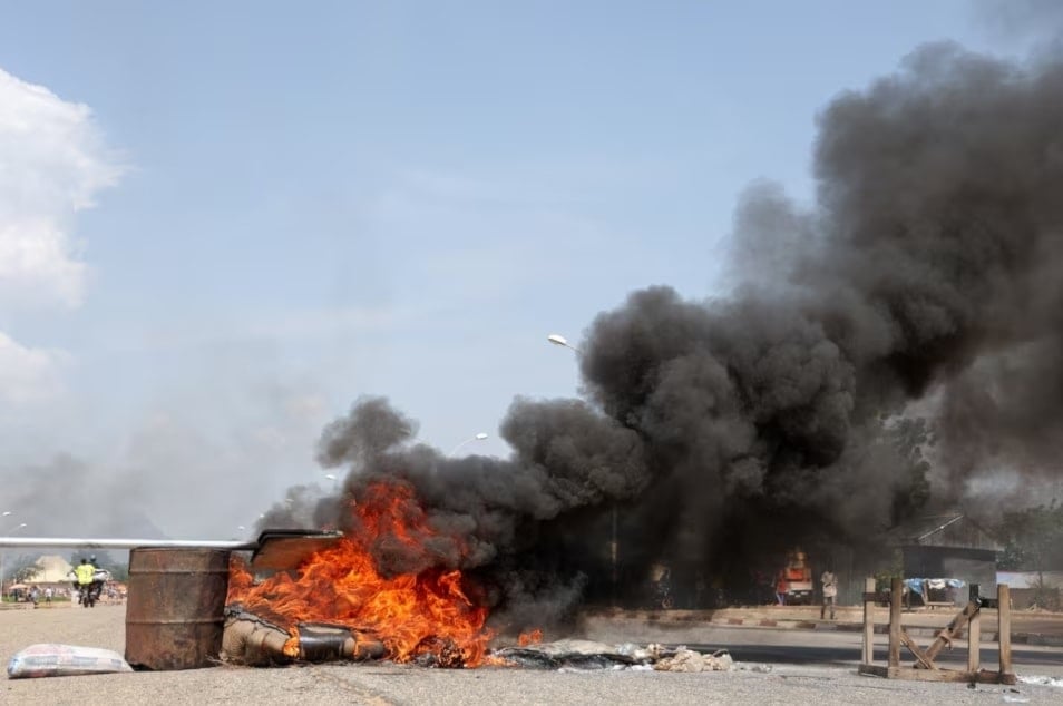 تصاعد الدخان والنيران من حاجز مشتعل وإطارات في جاروا وسط احتجاجات عنيفة دعت إليها المعارضة بعد فوز الرئيس بول بيا بولاية جديدة في الكاميرون (رويترز)