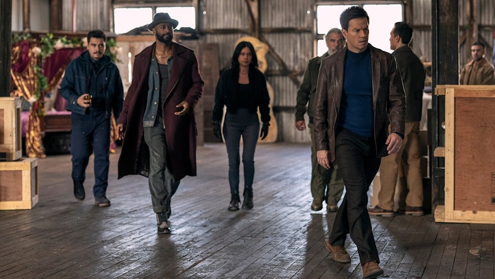 باركر - مارك والبرغ - يتقدم أركان عصابته