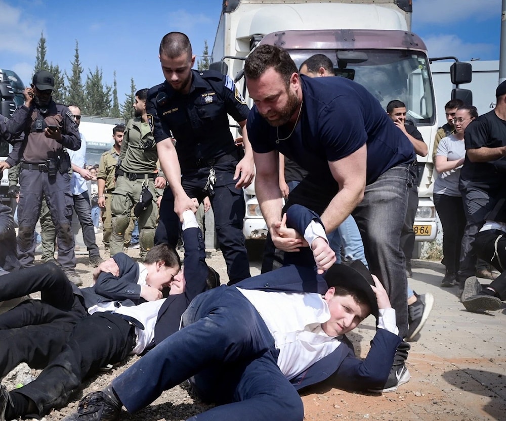 متظاهرون يشتبكون مع الشرطة خلال تظاهرة ضد تجنيد اليهود الحريديم خارج مركز التجنيد في تل هشومير - 28 أبريل 2025.