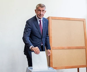 أندريه بابيش زعيم حزب "ANO" التشيكي يُدلي بصوته خلال الانتخابات البرلمانية في مركز اقتراع في مدينة أوسترافا (أ ف ب) أندريه بابيش زعيم حزب "ANO" التشيكي يُدلي بصوته خلال الانتخابات البرلمانية في مركز اقتراع في مدينة أوسترافا (أ ف ب)