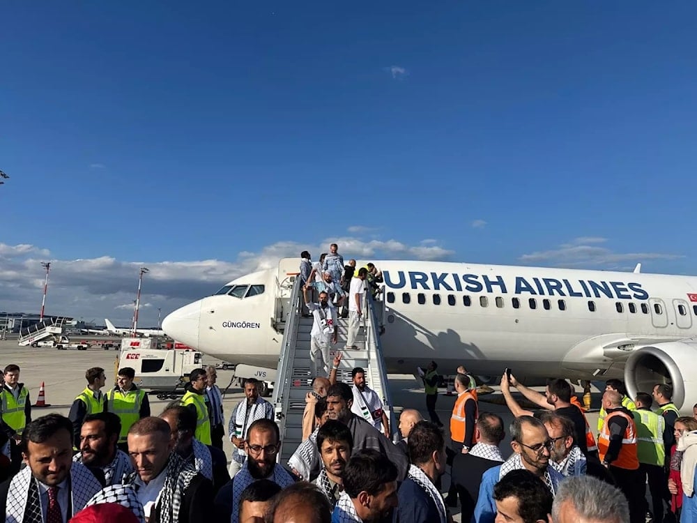 وصول طائرة تقل 137 ناشطاً مفرج عنه في أسطول الصمود إلى مطار إسطنبول