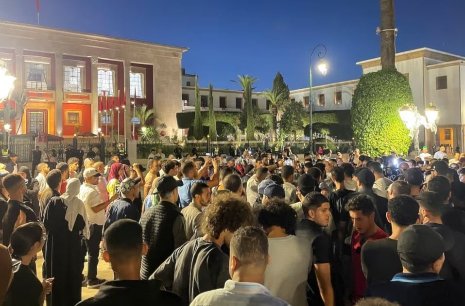 متظاهرون يشاركون في احتجاجات المغرب قرب مبنى البرلمان في العاصمة الرباط (رويترز)