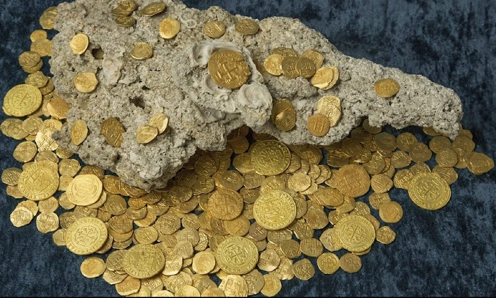 غواصون ينتشلون كنزاً إسبانياً عبارة عن قطع نقدية عمرها أكثر من 300 عام من قاع المحيط الأطلسي