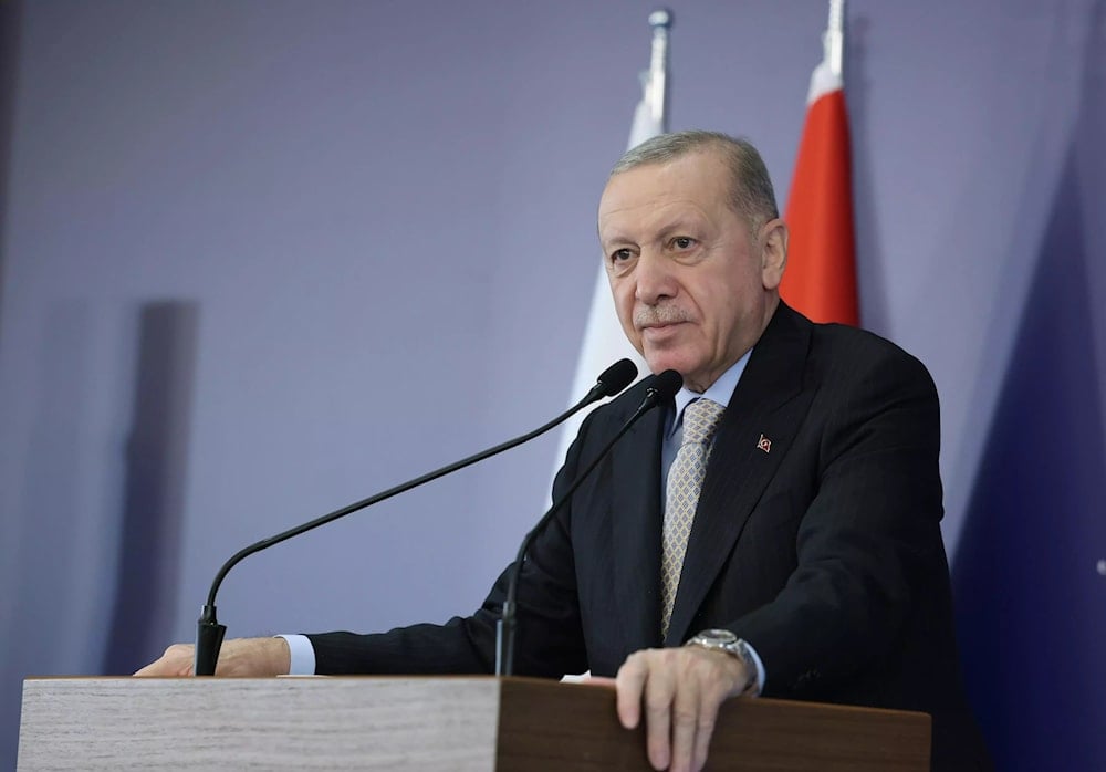 الرئيس التركي رجب طيب إردوغان يلقي خطاباً في مقر حزب العدالة والتنمية خلال اجتماع المجموعة في أنقرة (أ ف ب)