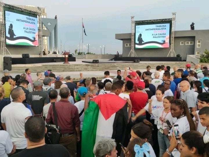 الآلاف يتظاهرون في عاصمة كوبا هافانا دعماً لغزّة واحتفالاً بوقف إطلاق النار (مواقع كوبية)