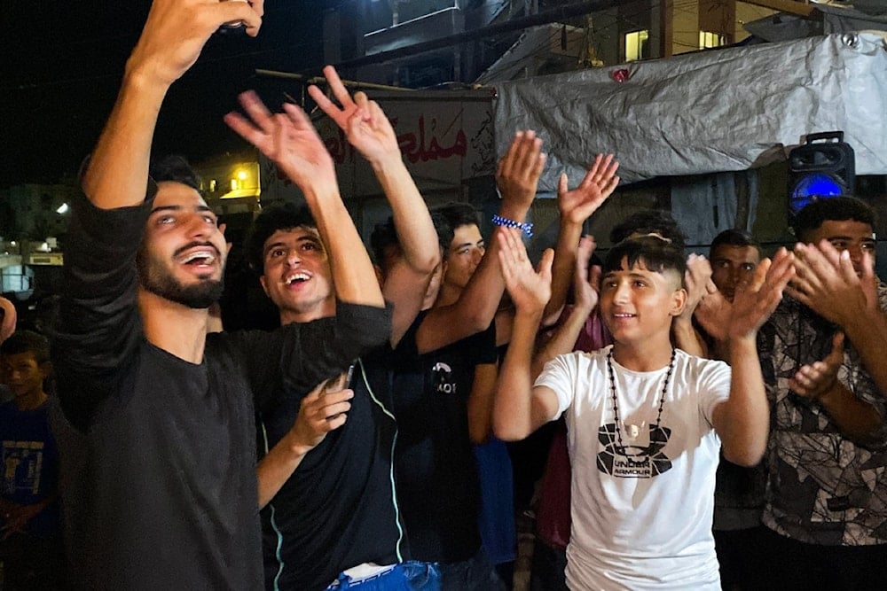 احتفالات في خان يونس  بعد الإعلان عن التوصل لاتفاق لوقف إطلاق النار فجر اليوم (أ ف ب)