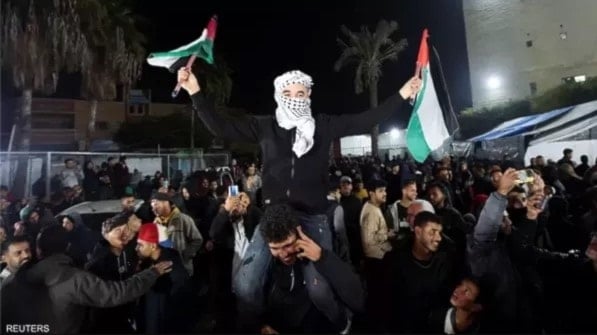 مواطنون فلسطينيون في قطاع غزة يحتفلون بانتهاء الحرب الإسرائيلية على القطاع. فلسطين المحتلة. 9 تشرين الأول/أكتوبر 2025. (رويترز)