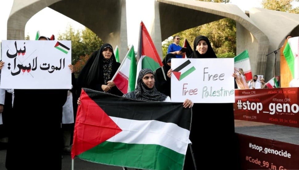 متظاهرات إيرانيات يدعمن القضية الفلسطينية ويرفعن شعارات 