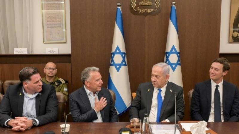 المبعوثان الأميركيان ستيف ويتكوف، وجاريد كوشنر مع رئيس الوزراء الإسرائيلي، بنيامين نتنياهو، في اجتماع مجلس الوزراء. فلسطين المحتلة. 10 أيلول/سبتمبر 2025. (المكتب الصحفي لحكومة الاحتلال الإسرائيلي).