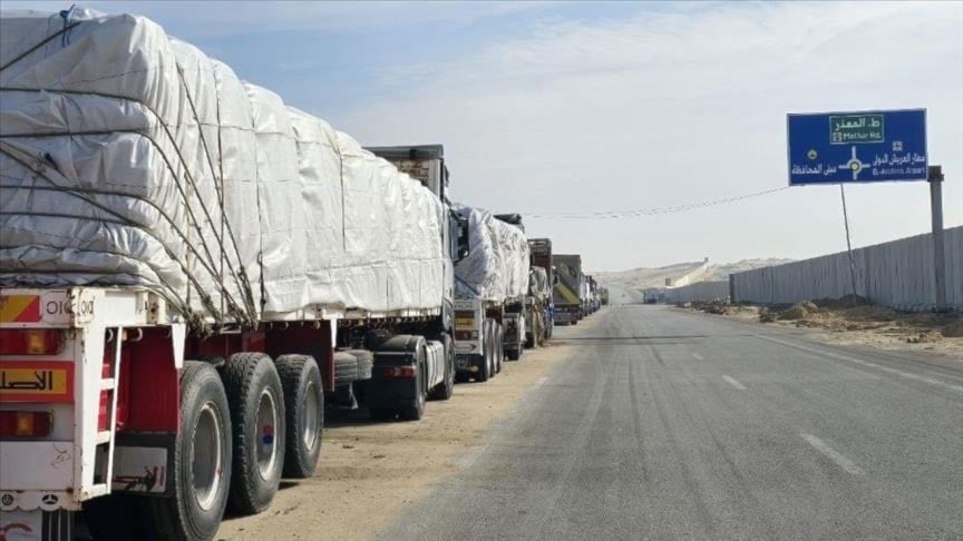 شاحنات محملة بالمساعدات الإنسانية إلى غزة منتظرة عند معبر رفح (أرشيفية)