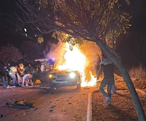 السيارة المستهدفة في دوحة كفرمان جنوبيّ لبنان (مواقع تواصل) السيارة المستهدفة في دوحة كفرمان جنوبيّ لبنان (مواقع تواصل)