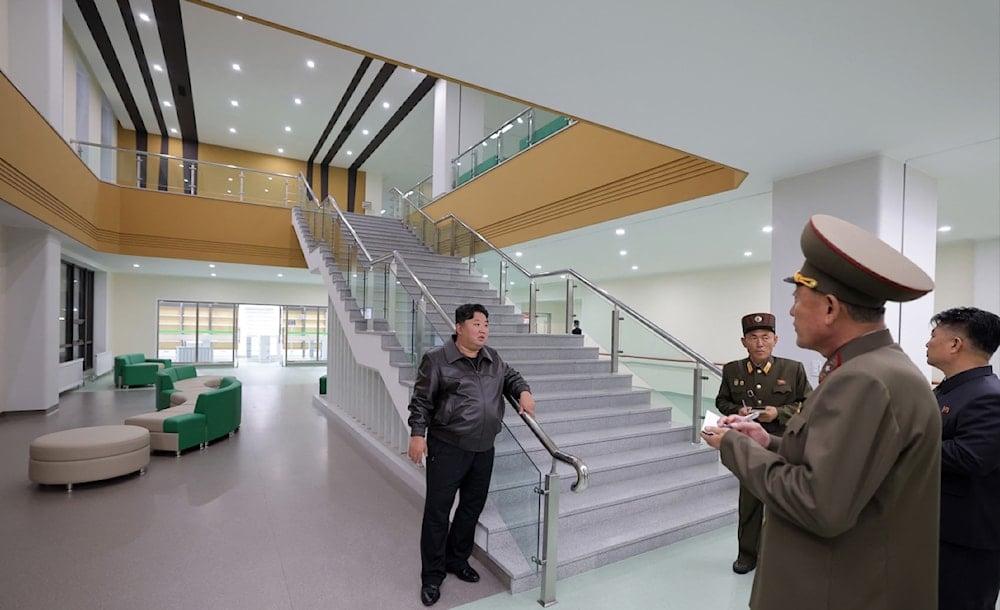 رئيس كوريا الشمالية كيم جونغ أون يتفقد مستشفى مقاطعة كانغدونغ في بيونغ يانغ، الذي شارف على الانتهاء (أ ف ب)