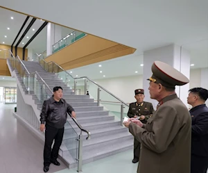 رئيس كوريا الشمالية كيم جونغ أون يتفقد مستشفى مقاطعة كانغدونغ في بيونغ يانغ، الذي شارف على الانتهاء (أ ف ب) رئيس كوريا الشمالية كيم جونغ أون يتفقد مستشفى مقاطعة كانغدونغ في بيونغ يانغ، الذي شارف على الانتهاء (أ ف ب)