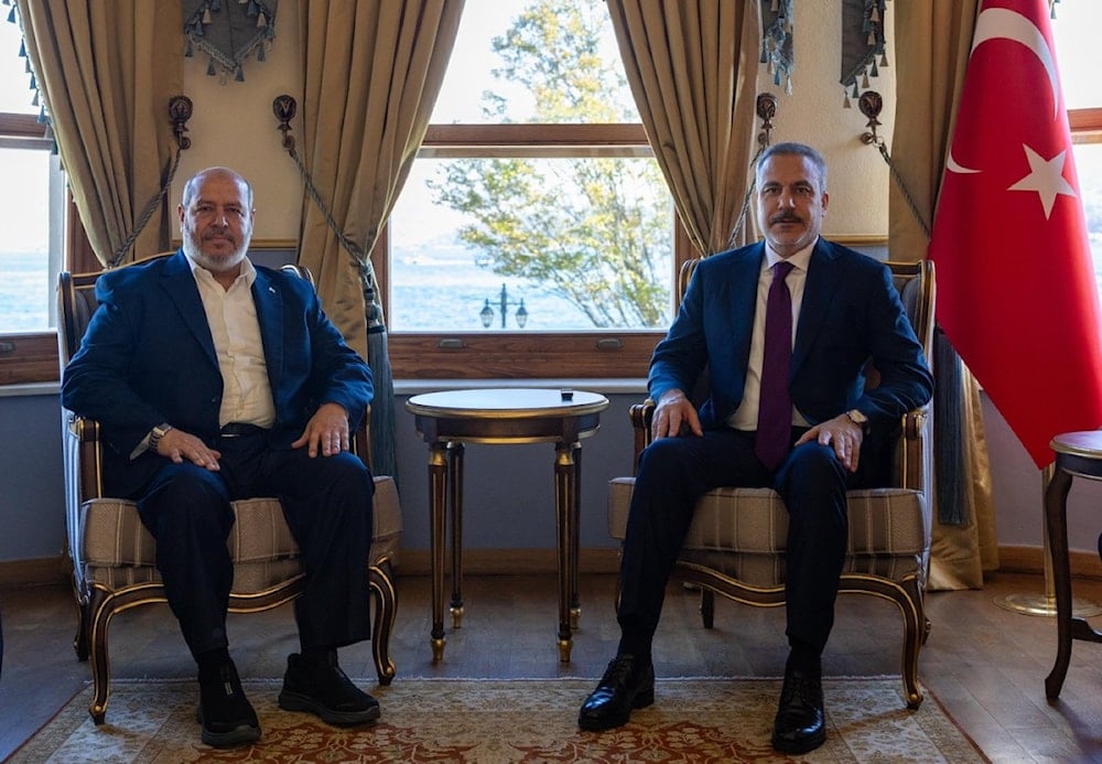 خليل الحية خلال لقائه وزير الخارجية التركي هاكان فيدان (وكالات)