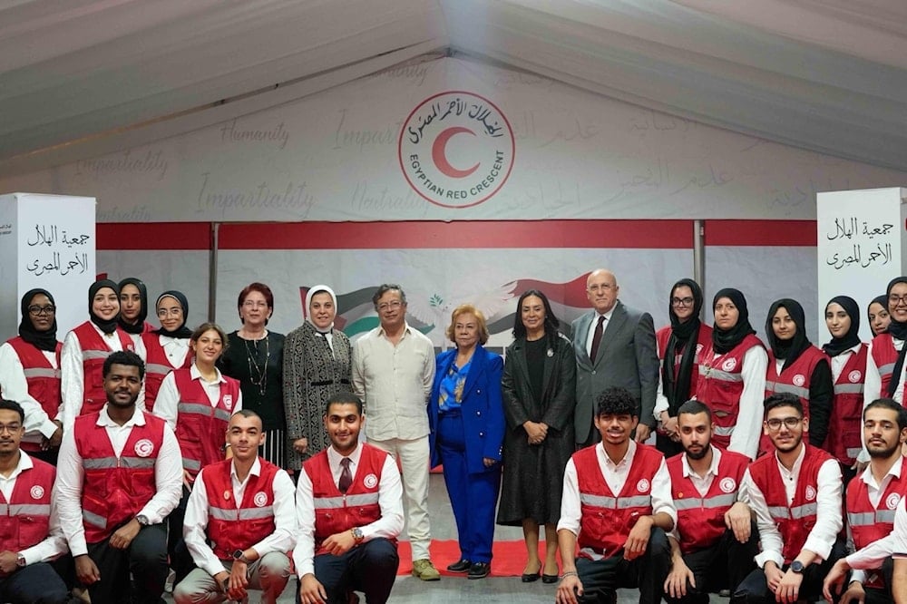  الرئيس الكولومبي غوستافو بيترو مع فريق الهلال الأحمر المصري (تواصل اجتماعي)