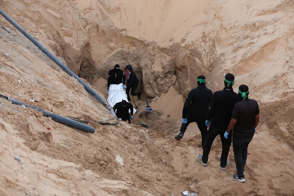 مقاتلو القسام يستخرجون جثة أسير إسرائيلي داخل أحد الأنفاق (أرشيف)