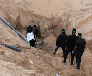 مقاتلو القسام يستخرجون جثة أسير إسرائيلي داخل أحد الأنفاق (أرشيف) مقاتلو القسام يستخرجون جثة أسير إسرائيلي داخل أحد الأنفاق (أرشيف)