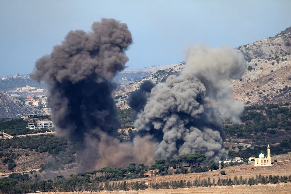 تصاعد الدخان عقب غارة جوية إسرائيلية على أطراف قرية الجرمق في جنوب لبنان (أ ف ب)