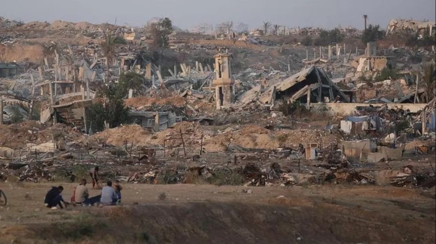 فلسطينيون في مخيم النصيرات للاجئين في دير البلح في وسط قطاع غزة (أ ف ب)