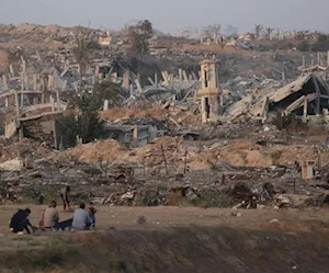 فلسطينيون في مخيم النصيرات للاجئين في دير البلح في وسط قطاع غزة (أ ف ب) فلسطينيون في مخيم النصيرات للاجئين في دير البلح في وسط قطاع غزة (أ ف ب)