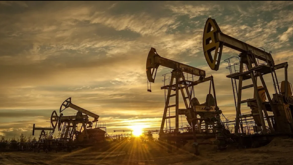 تراجع أسعار النفط مع توقعات فائض المعروض رغم العقوبات على روسيا
