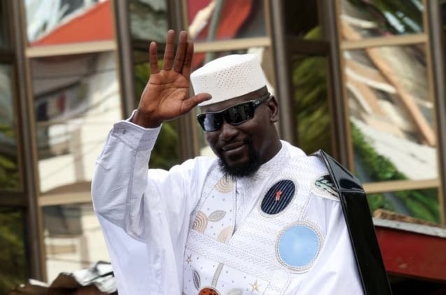 الزعيم الغيني مامادي دومبويا يلوّح بيده بعد تقديم ترشيحه قبل الانتخابات الرئاسية بغينيا (رويترز)