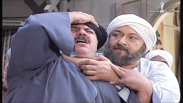 الفنان الراحل نور الشريف في لطقة من مسلسل 