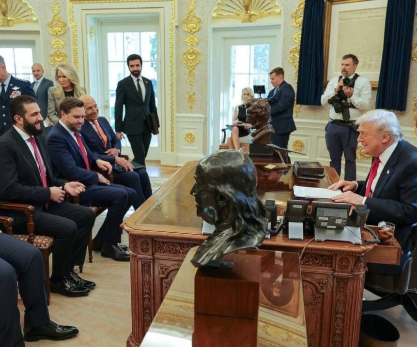 الرئيس الأميركي دونالد ترامب ورئيس المرحلة الانتقالية في سوريا أحمد الشرع داخل البيت الأبيض (وكالات)