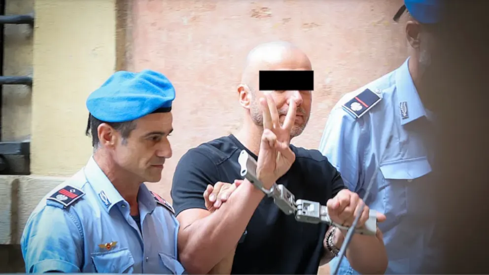 سيرهي ك. مكبل اليدين في طريقه إلى القاضي في بولونيا الإيطالية (بيلد الألمانية)