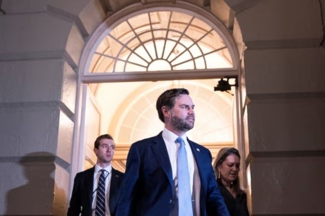 نائب الرئيس الأميركي جيه دي فانس يصل إلى اجتماع الجمهوريين بمجلس النواب في الكابيتول (رويترز)