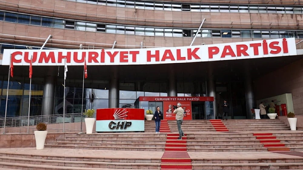 الادعاء التركي يطالب بإغلاق حزب الشعب الجمهوري ويلاحق إمام أوغلو بتهم التمويل غير المشروع (رويترز)