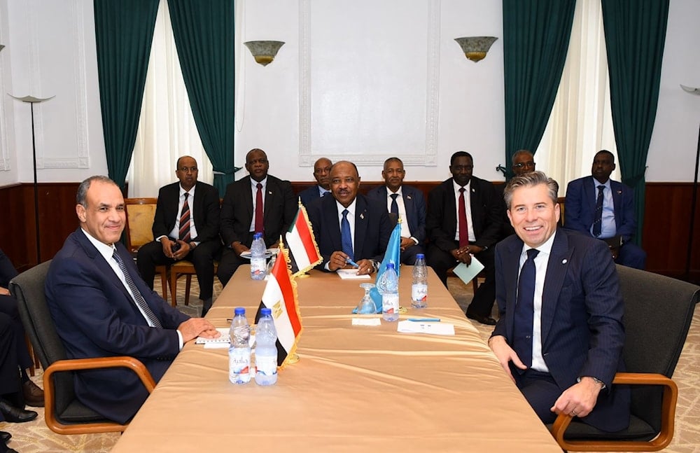 وكيل الأمم المتحدة للشؤون الإنسانية توم فليتشر ووزيرا خارجيتي السودان محي الدين سالم ومصر بدر عبد العاطى