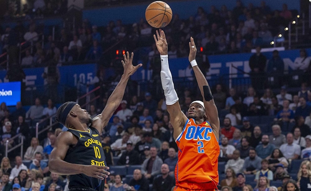 كرة من غلجيوس-ألكسندر نحو السلة (reuters)