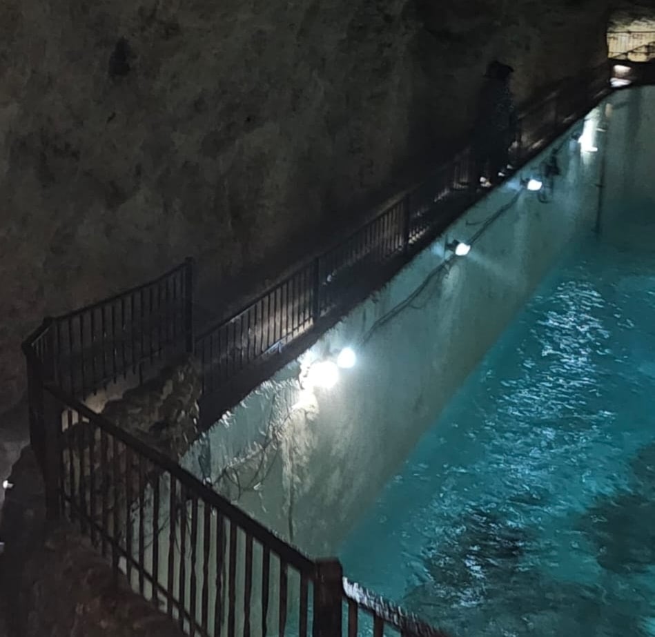 إحدى برك المياه في مغارة قاديشا