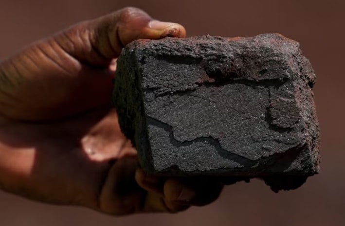 قطعة من خام الحديد من منجم سيماندو ضمن مشروع سيمفير في  غينيا (رويترز)