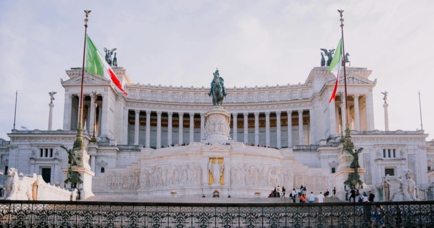 إيطاليا تصبح أول دولة في الاتحاد الأوروبي تُقرّ قانوناً لتنظيم الذكاء الاصطناعي