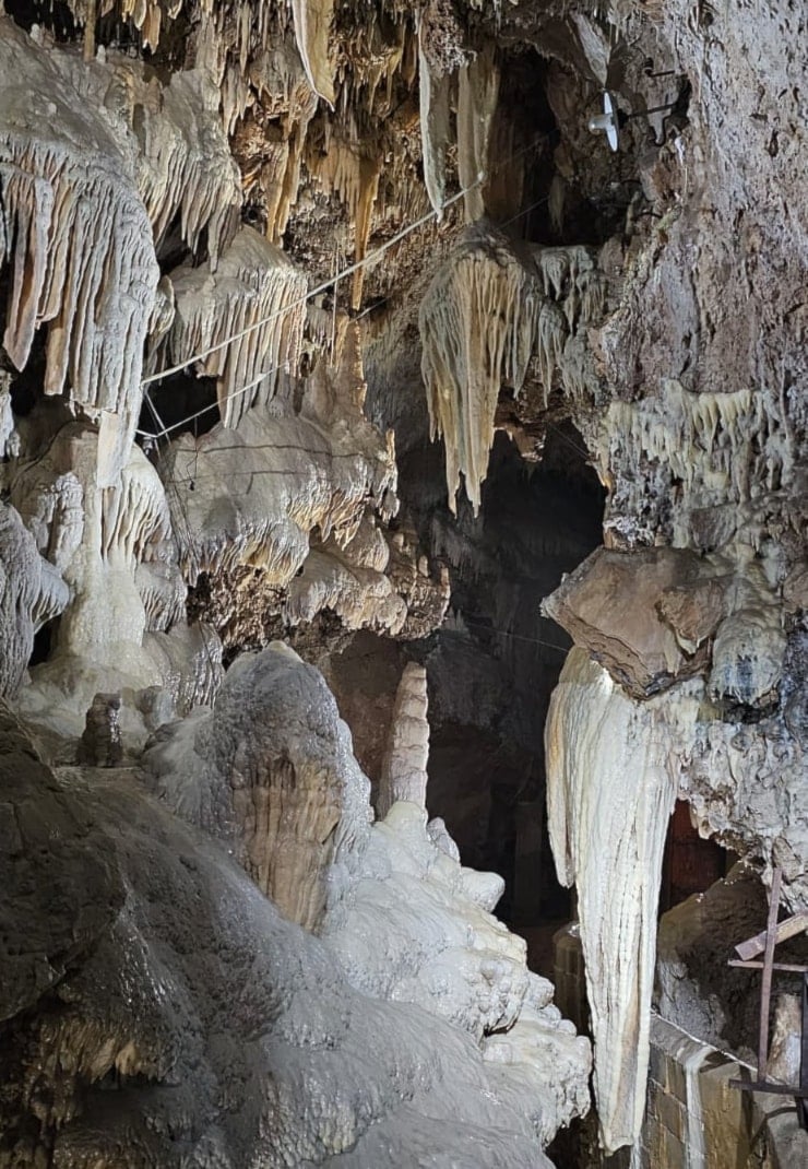 أعمدة الصواعد والهوابط في مغارة قاديشا