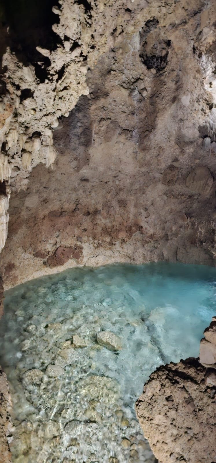 حوض مائي صغير في مغارة قاديشا