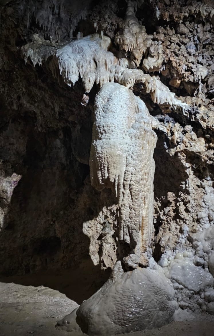 تكوّنات كلسية تجمعت على مدى ملايين السنين في مغارة قاديشا