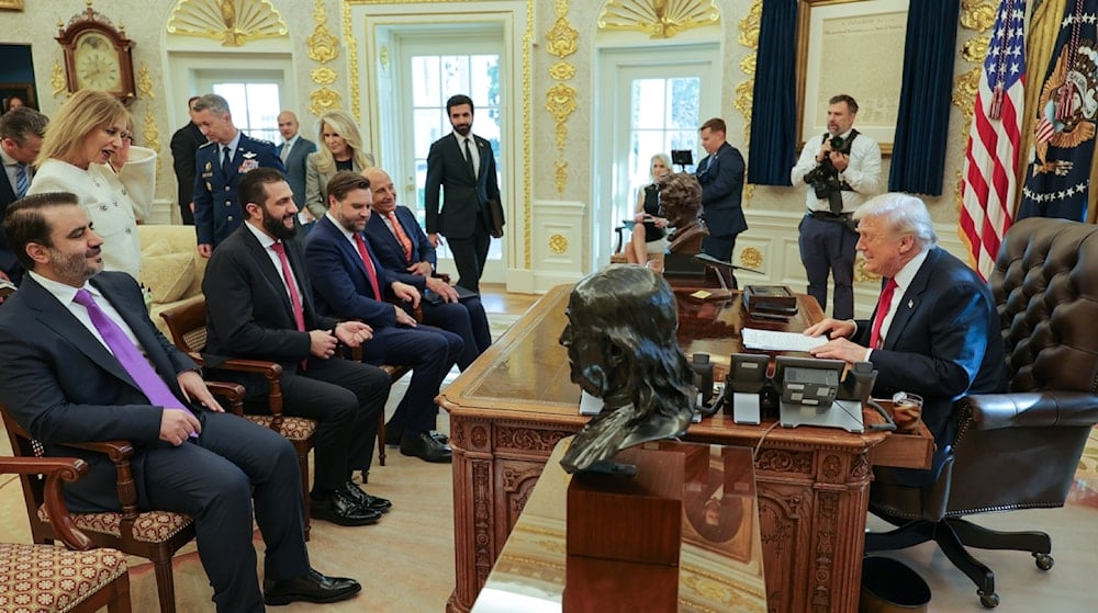 الرئيس الأميركي دونالد ترامب وعدد من المسؤولين الأميركيين مستقبلاً رئيس المرحلة الانتقالية أحمد الشرع والوفد المرافق له في البيت الأبيض (أ ف ب)