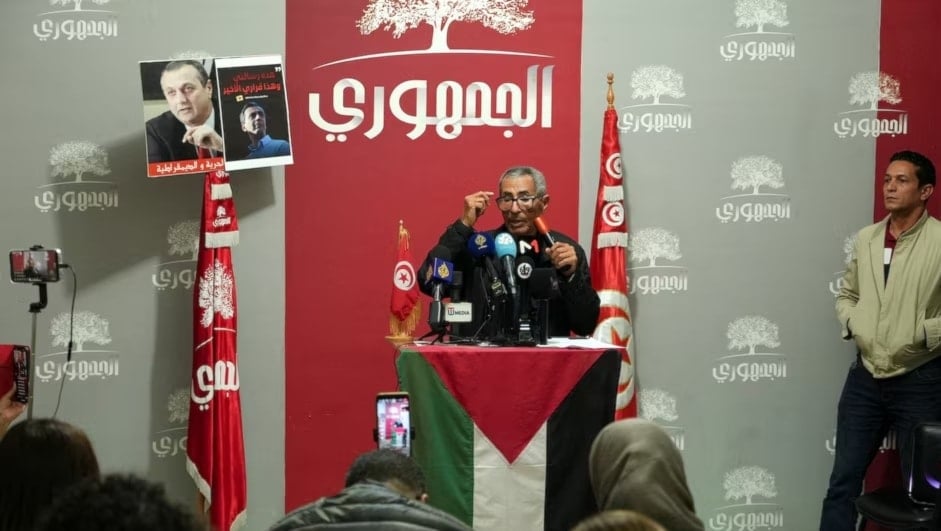 والد زعيم المعارضة التونسية المسجون جوهر بن مبارك عز الدين حزقي يتحدث في مؤتمر صحافي في تونس العاصمة (رويترز)