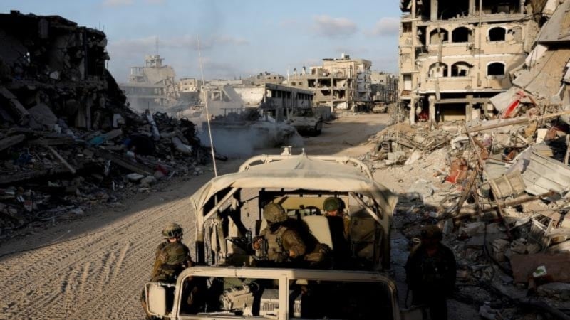 رويترز: مسؤولون إسرائيليون يناقشون استخدام الفلسطينيين دروعاً بشرية في غزة