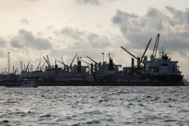 رافعات في منشأة للنفط في لاغوس في نيجيريا (رويترز)