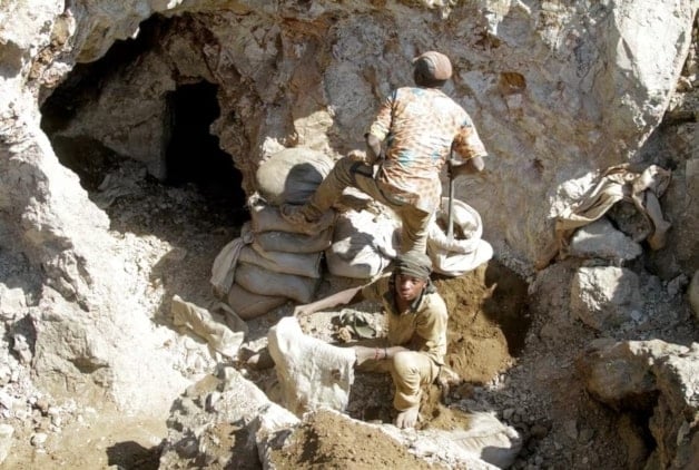 عمال مناجم حرفيون يعملون في منجم تيلويزيمبي للنحاس والكوبالت بجنوب جمهورية الكونغو الديمقراطية 2016 (رويترز)