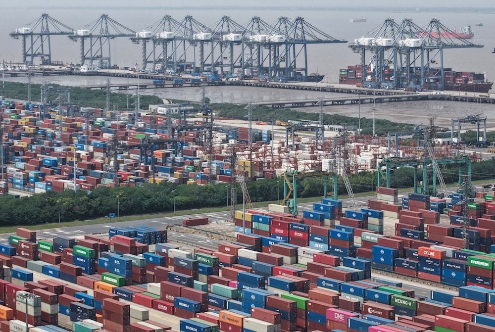 حاويات شحن مكدسة في ميناء في شنغهاي (أ ف ب)