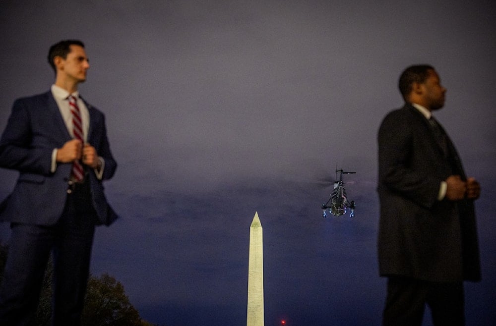 نصب واشنطن التذكاري خلف عناصر الخدمة السرية في أثناء إقلاع طائرة 