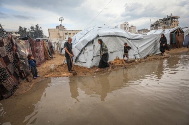 غزة: منخض جوي يُغرق عشرات الخيام في مواصي خان يونس