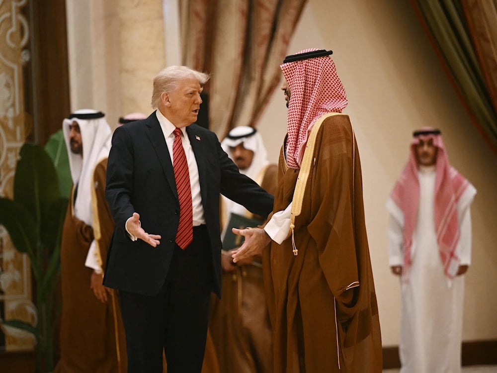 الرئيس الأميركي دونالد ترامب يتحدث مع ولي العهد السعودي محمد بن سلمان في الرياض 14 أيار/مايو 2025 (أ ف ب)