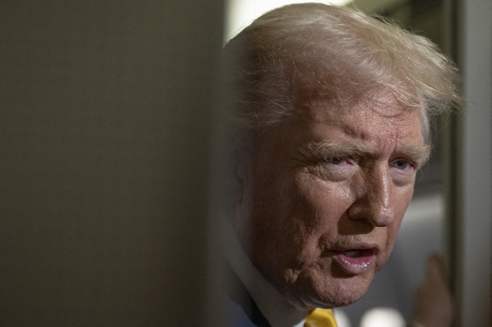 الرئيس الأميركي دونالد ترامب على متن الطائرة الرئاسية 14 تشرين الثاني/نوفمبر 2025 (أ ف ب)